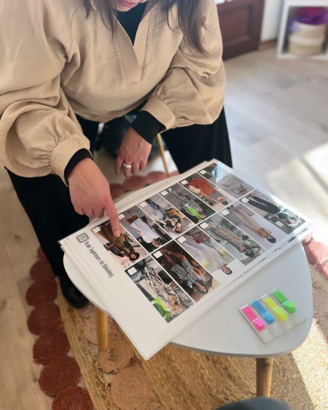 Premier rdv avec France, qui s’est vue offrir son coaching à Noël par sa sœur bienveillante… Le mot qu’elle lui a écrit sur le bon cadeau m’a fait pleurer 🥹 

Hyper impliquée, elle a débuté son visionboard sur cette phrase emblématique : « Le changement c’est maintenant ». Un acte militant pour elle qui porte un prénom fort symbolique ✊🏼

À suivre…