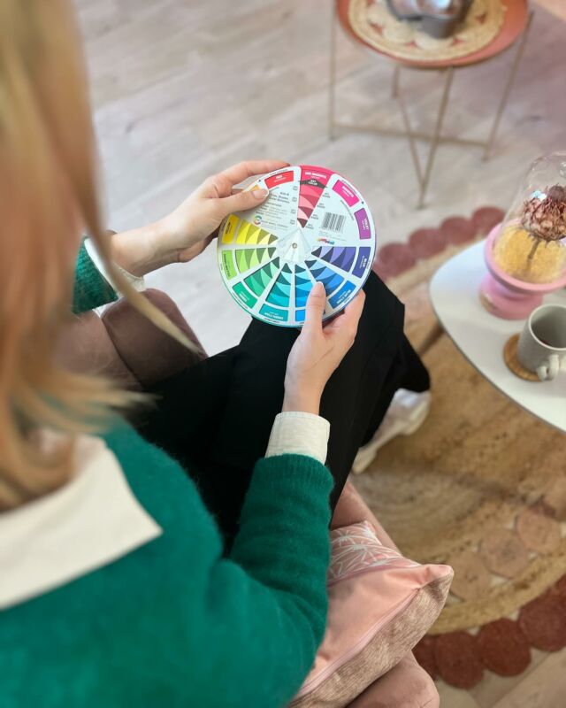 La nouvelle BFF 🎨 de Chloé ! #ColorWheel 

Je viens de recevoir à l’agence cette pétillante jeune femme ingénieure commerciale pour son coaching colorimétrie ; après sa révélation face au miroir 🫣🪞elle connaît sa gamme de couleurs et sait désormais quelles harmonies la valorisent en fonction de sa personnalité, son poste à responsabilités et son objectif d’image déterminé ensemble. 

À lundi pour les prochains rdv !
Julie 
•••
#coachingenimage #conseilenimage #colorimetrie